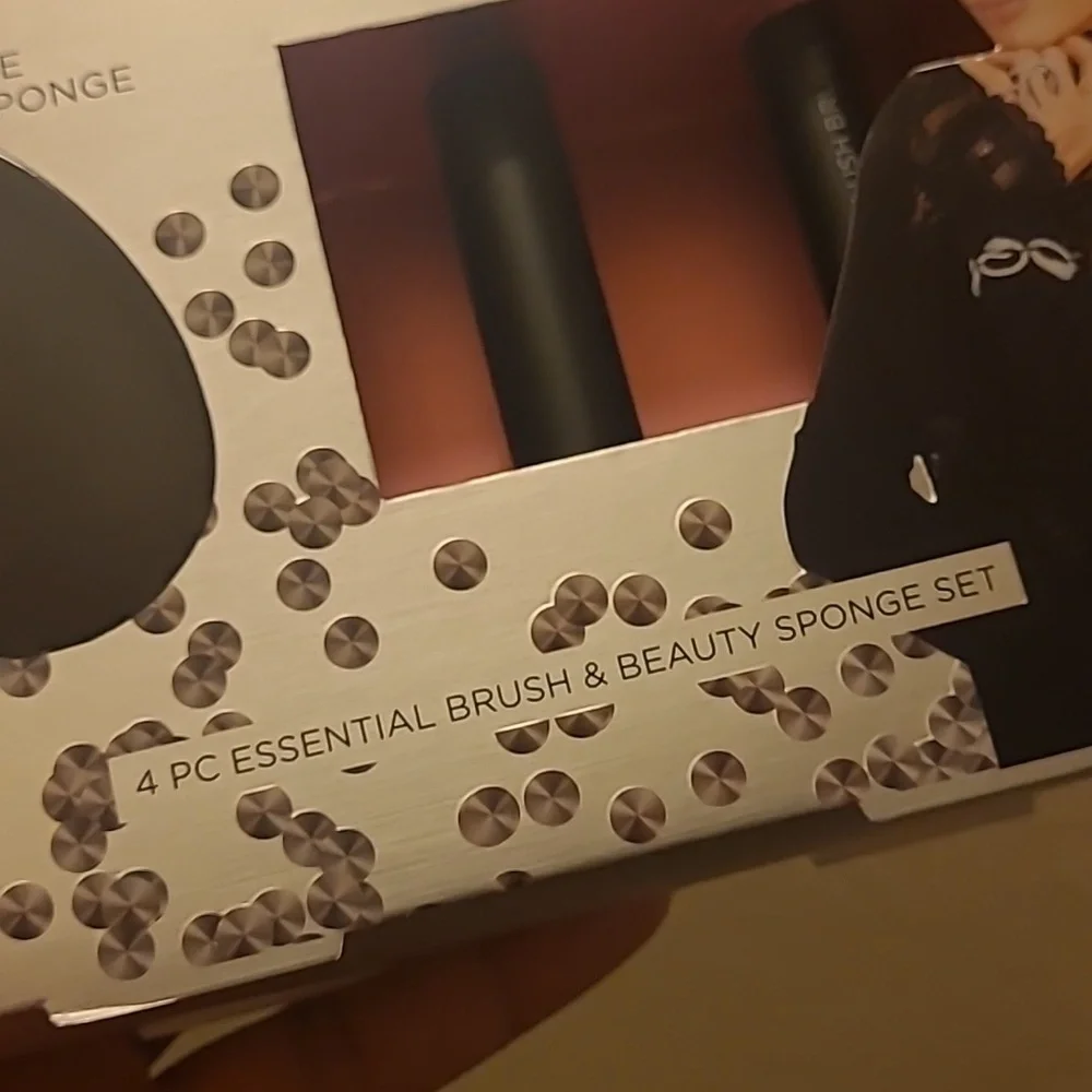 Paris Hilton Complexion Perfection Brush & Sponge Set